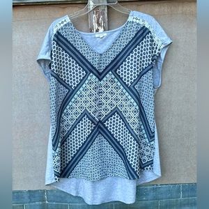 Cap sleeves shirt with design on front